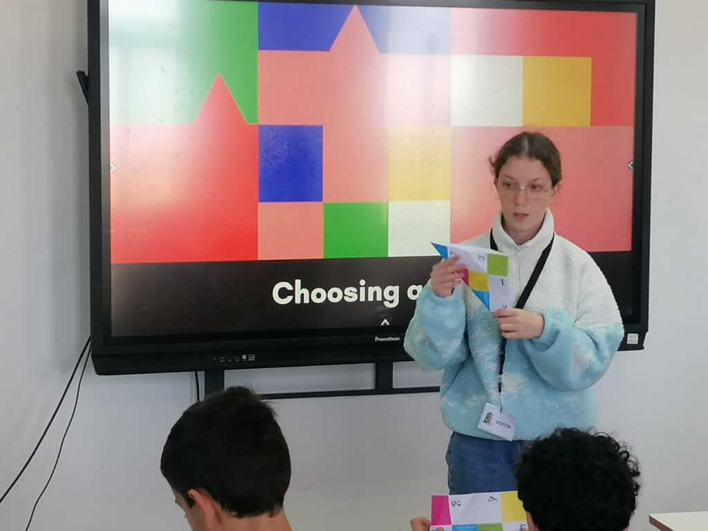 Demonstrating how to fold the Story Explorer